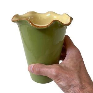 VINTAGE SCALLOPED CERAMIC POTTERY GREEN/TAN VASE MADE IN ITALY 6 1/4”H x 4 3/4”W